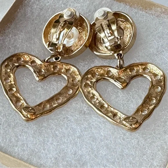 GIVENCHY AMAZING VINTAGE HEART PEARL GOLD TONE EARRINGS 1990s inv tag 12